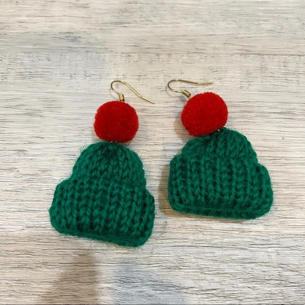 Knit Beanie Winter Hat Earrings Green/Red Toque